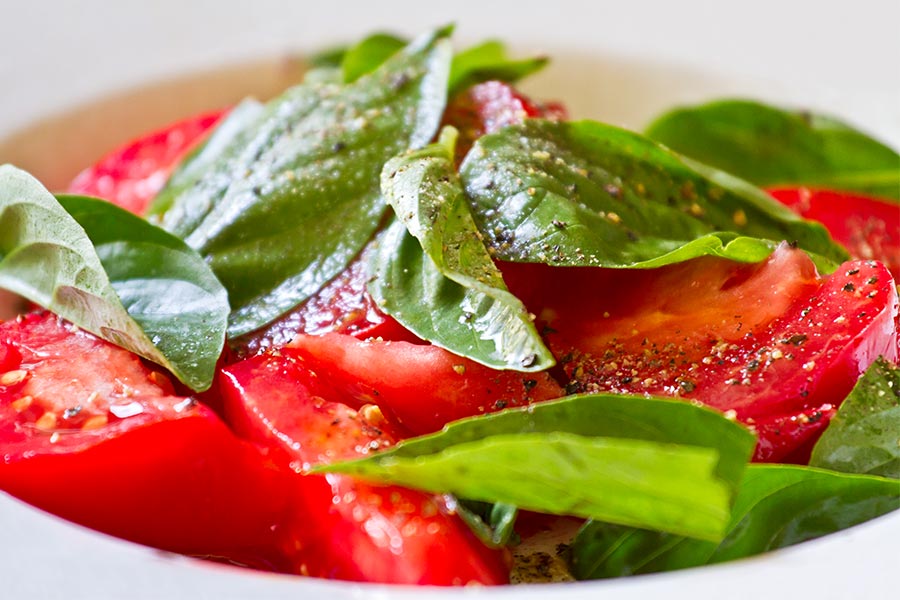 Ochsenherz-Tomatensalat mit Basilikum